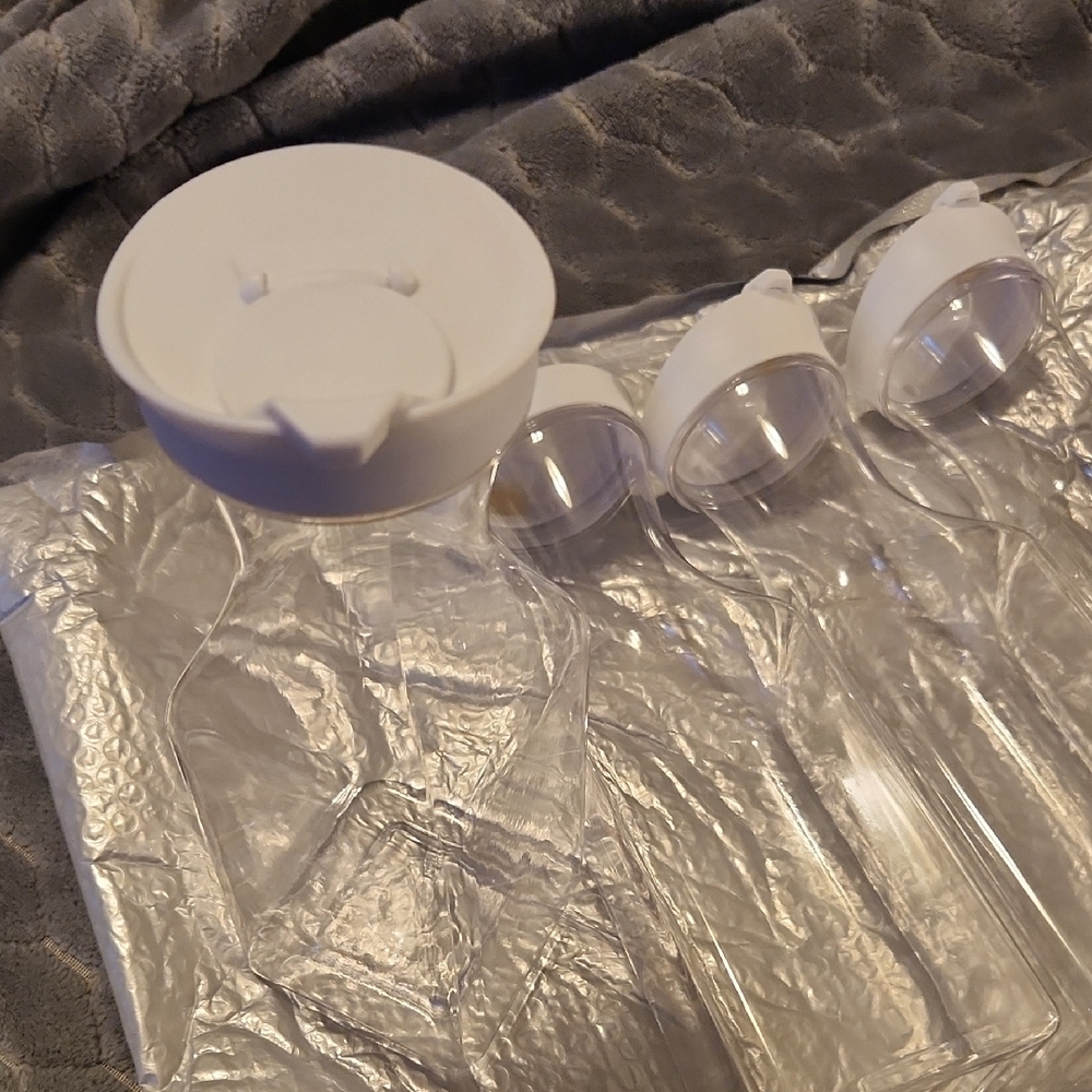 🍀4 New Clear Juice Bottles with White Caps - Picture 2 of 2